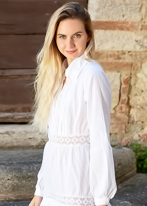 Emily Swan Takes Off Her Dress And Savors The Thrill Of Alfresco Nudity