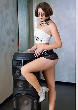 Amaya Blue-eyed Babe Unzips Her Crop Top To Expose Her Perky Breasts