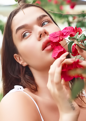 Natutal Busty Beauty Lola Johnson