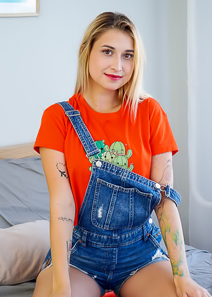 Iris Kiss Kiss In Cumming On Her Tits