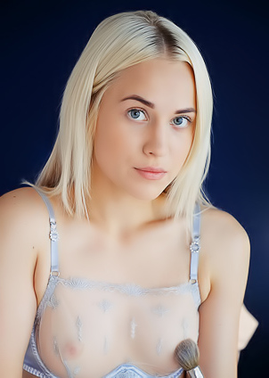 Nikki Hill Goes Face Down Ass Up To Fuck Herself With A Ridged Glass Dildo