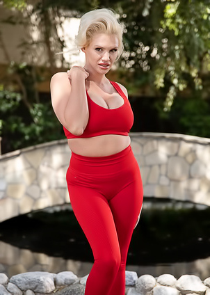 Charli Phoenix Loves Sucking Big Cock