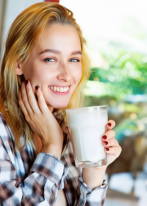 Kelly Collins Reveal The Tuft Of Hair That Crowns Her Plump-lipped Pussy