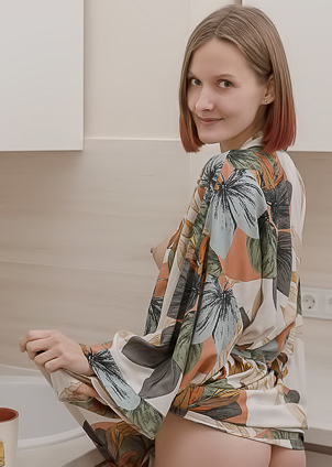 Mak Skinny Teen Spreads Her Legs And Washes Pussy