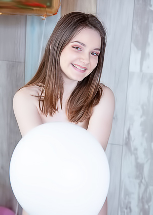 Purr Simona Expose Her Bare Pussy And Curvaceous Ass