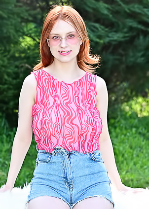 Raquel Stimulating As It Teases Her Nipples