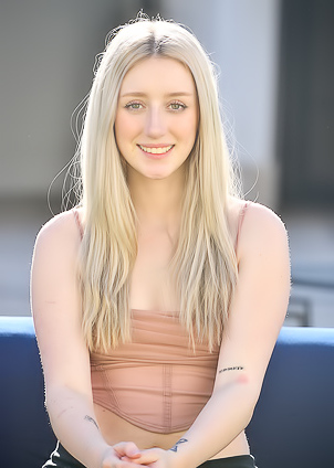 Cute Blond Izzy Fingering Her Puffy Clit