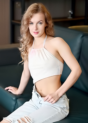 Luna Art With Provocative Body Language