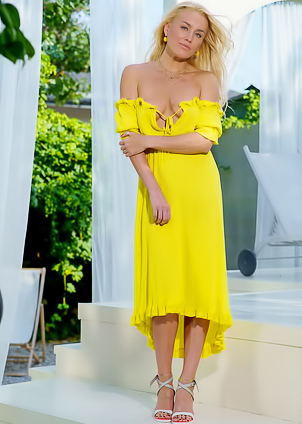 Liza B Glamorous Blonde Parts Her Tanned Thighs To Frame The Soft Hair