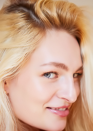 Lee Anne Grabs Her Firm Round Ass Cheeks