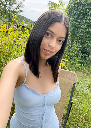 Gia Rosse Fingering Her Hungry Pussy