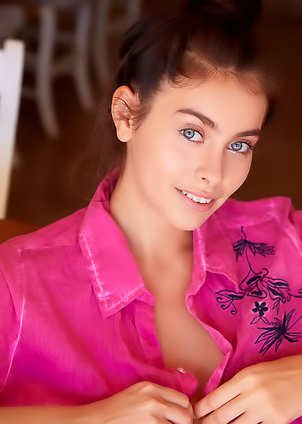 Foxy Alissa Perfectly Naked