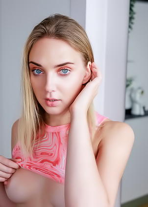 Oxana Chic Spreading Her Succulent Pussy Lips Like Butterfly Wings