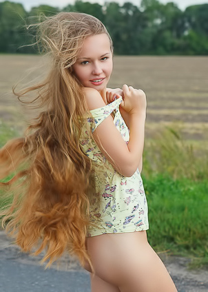 Virginia Sun Young Nude Model Gives A Sexy Show On The Road