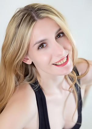 Lillie Pie Statuesque Blonde Flaunts Her Hourglass Figure With Sizzling Self-assurance