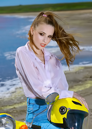 Elle Tan Carefree Brunette Is Soon Naked In The Sunshine