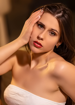 Amber Slassh Voluptuous Hungarian Brunette Is Soon Naked