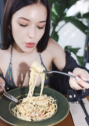 Toying Bikini Princess Wikki Kee