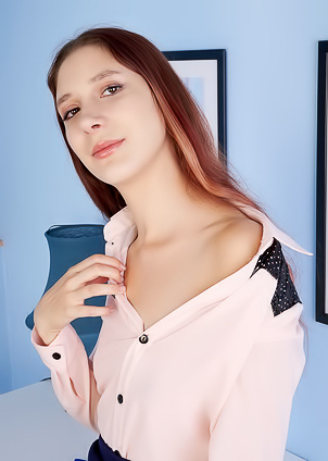 Anasteysha Lee Spreads Her Thighs Right At Work