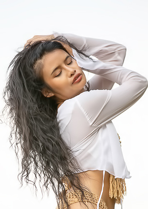 Bua Debuts In Sexy Outdoor Shoots Displaying Gorgeous Hips