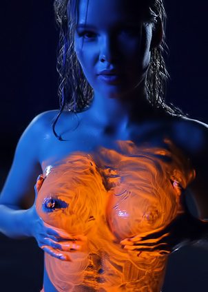 Gliding Ira Veter Sings Her Tattooed Skin Under Studio Lights