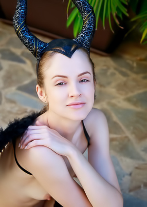 Alice May Ready To Show Her Sexy Holes