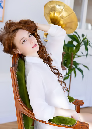 Alice Mido Seductive Sweetheart Spreads Her Long Legs In A Wide Split